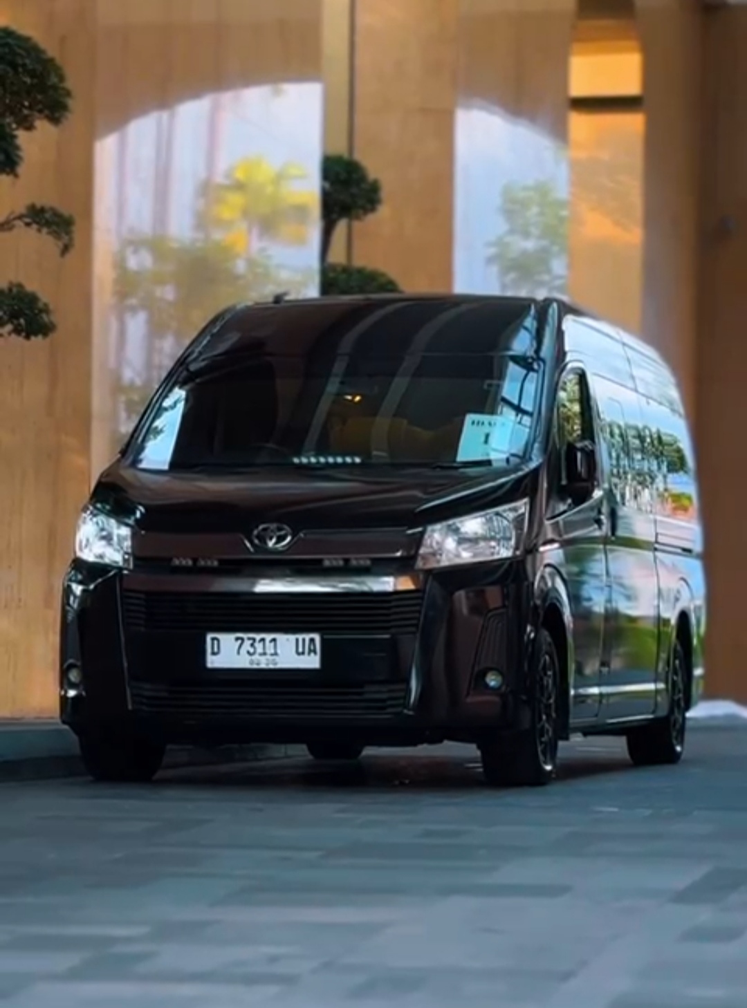 Hiace Tampak Depan